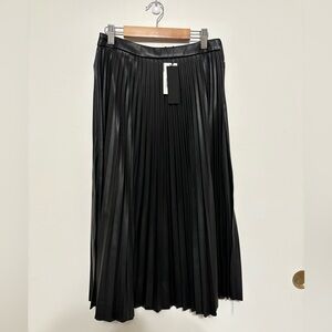 Luci Paris Elegant Black Pleated A-Line Skirt